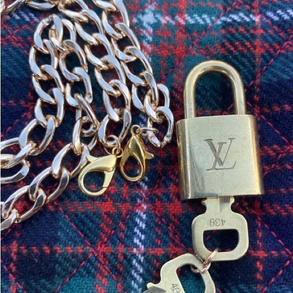 EUC: Louis Vuitton 439 lock 🔐 & dual Key with chain - Picture 1 of 4